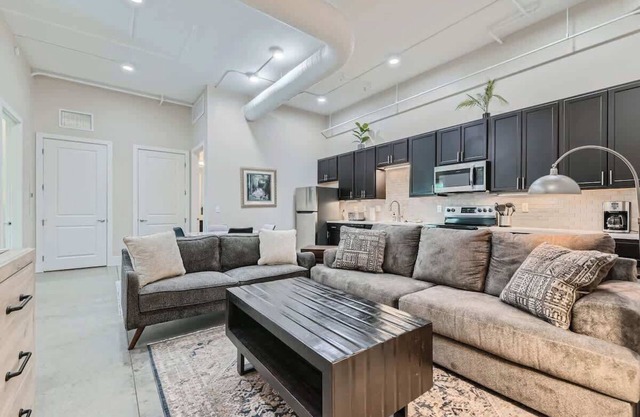 Golden Getaway, Spacious 2BR Walk to Trails