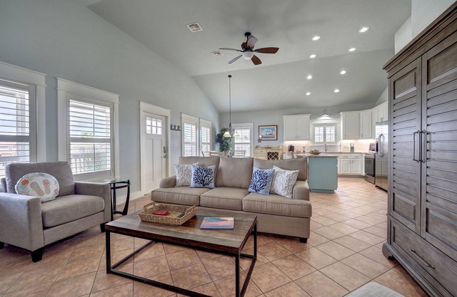 Golf Cart friendly Coastal Oasis! Spacious, Near Beach, Fishing, Shops & Pool!