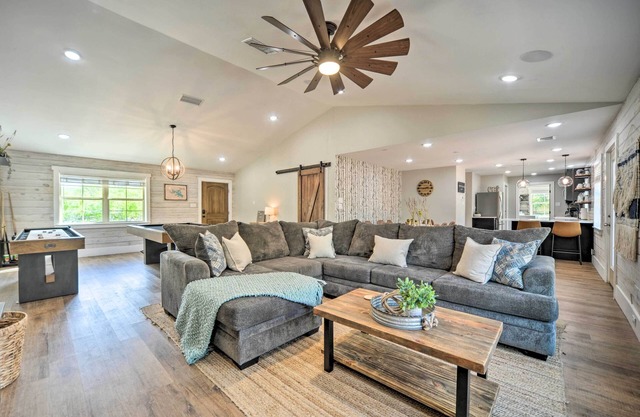 Gorgeous Cabin w/Pergolas, Walk to River!