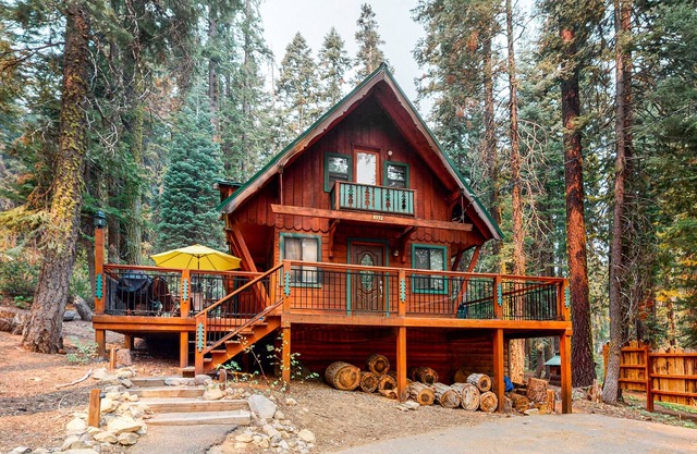 Gorgeous, Dog-Friendly Lodge w/ Loft, Free WiFi, Fireplace - Near Beach & Skiing