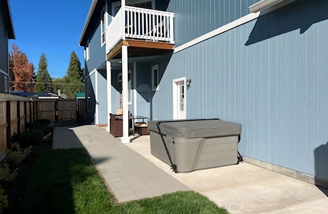 Gorgeous home with main room king bed, 4 person hot tub & EV charger