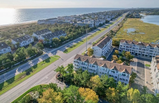 Gorgeous Townhouse Walking Distance to Beach & Bay