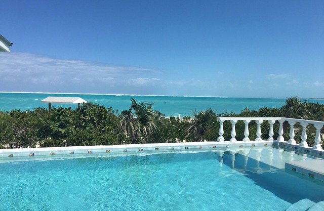 GRACE BAY BEACH! OCEANFRONT VILLA ! AMAZING VIEWS! POOL! 4bd/4bt SNORKELING!