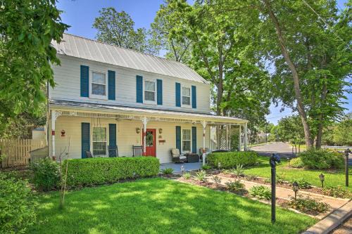 Grand Fredericksburg Retreat - Walk to Main St!
