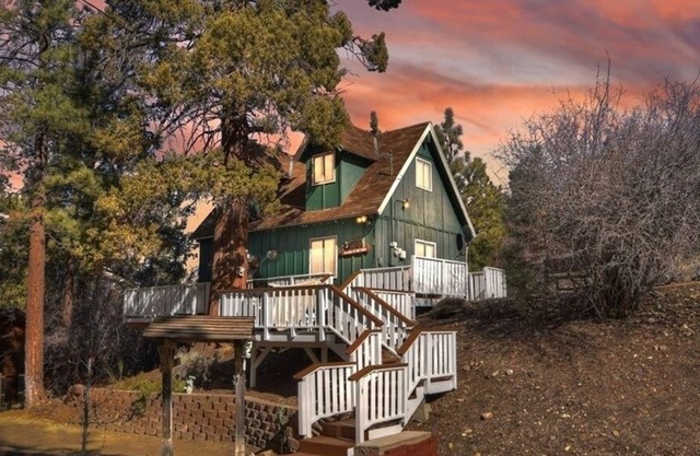 Grimm's Hidden Cabin - Secluded Hideaway With A Large Fenced Yard Giving The Feeling Of Privacy! 2 Bedroom Cottage