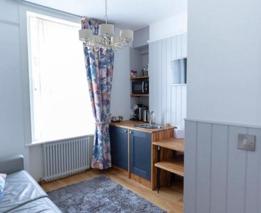 Ground floor apartment at Number 8: king bed, en-suite, lounge, kitchenette