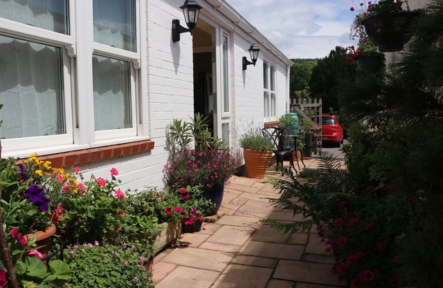 Ground Floor apartment, close to beach and town centre, with parking