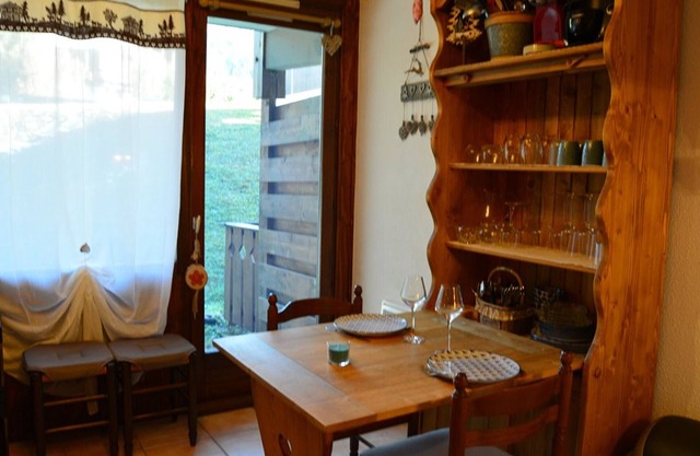 Ground Floor Studio for 4 with Mountain View, Ski Locker, and Parking