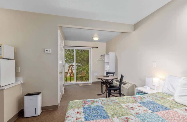 Ground Level Lakeview Room with 1 Double bed suite