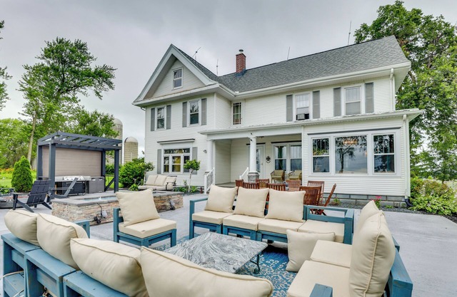 Group Getaway: Luxe Farmhouse in Mt Horeb!