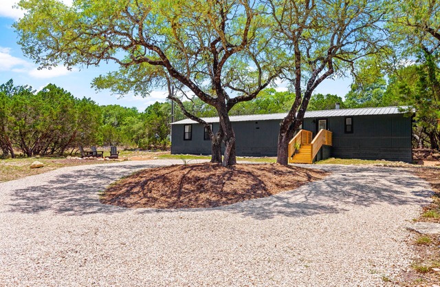 Gruenehaus Glam - Hot Tub - 2.5 miles from Whitewater and Guadalupe River