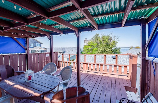 Guest house 2 blocks to ocean & 1 block to bay, rooftop with beautiful bay view