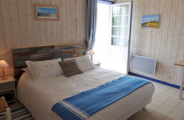 Guest Room 'Le Clos De La Combe - Ile d'Yeu' with Shared Pool, Terrace and Wi-Fi