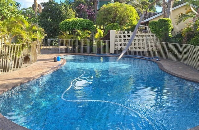 Guesthouse with green garden and pool - 2102