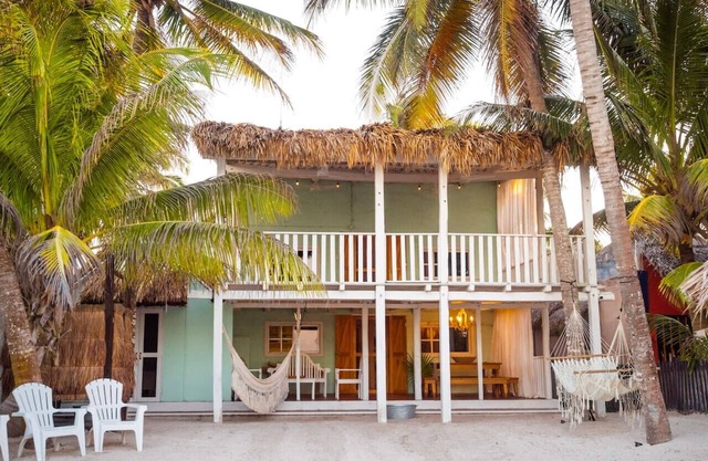 Guesthouse & Yoga Studio beachfront home: El Cuyo