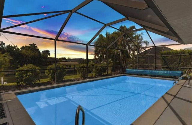 Gulf Access with heated pool! 3 beds/2 baths! Paradise!