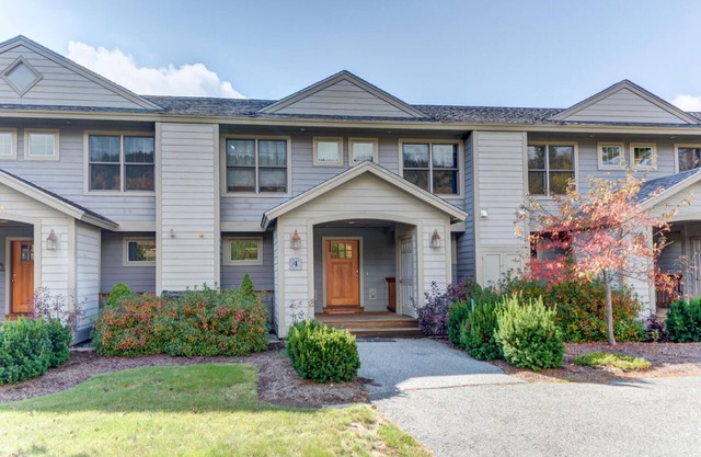 H4 Bretton Woods condo-AC, Hot Tub, near skiing & Mt Wash Hotel, ski slopes views, dog friendly!