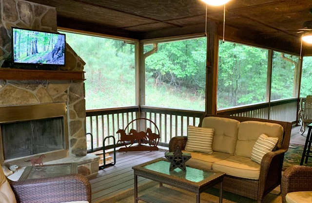 Happy Trails - Private gem near great amenities