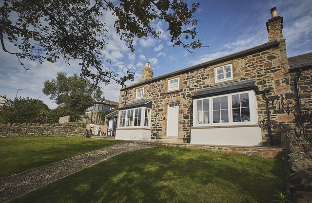 Harbourway - a pet friendly that sleeps 8 guests in 4 bedrooms
