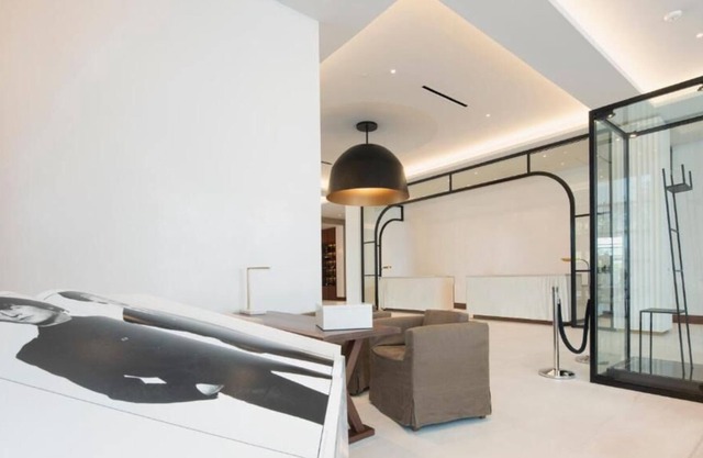 Have Fun at Disney! 3 Contemporary Units, w/ Outdoor Pool & Spa, Parking!