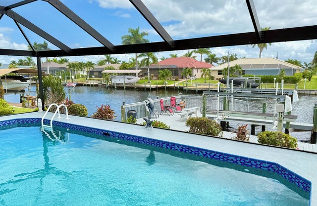 Heated Pool/Waterfront/Canal/Dock/Gulf Access, Private Sunny Home