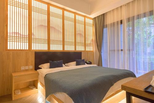 Heinemann Hotel courtyard or terrace king room A108 with a jacuzzi and a local