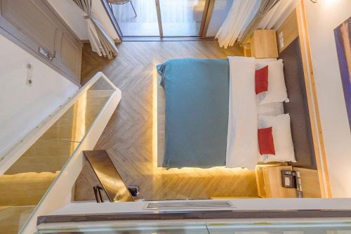 Heinemann Hotel loft suite with two king beds B306 with a jacuzzi and a local