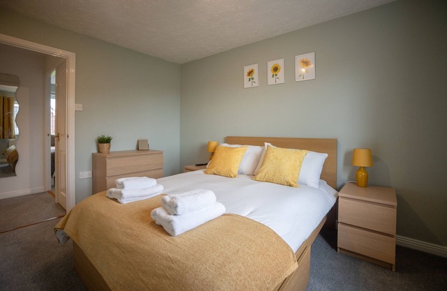 HEREFORD – Woodpecker House: Modern 3-Bed Near Rotherwas, Sleeps 6