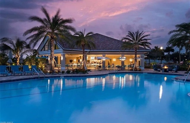 Heritage Bay 2-bedroom/2 bath condo Naples - golf access; Sleeps 4 easily.