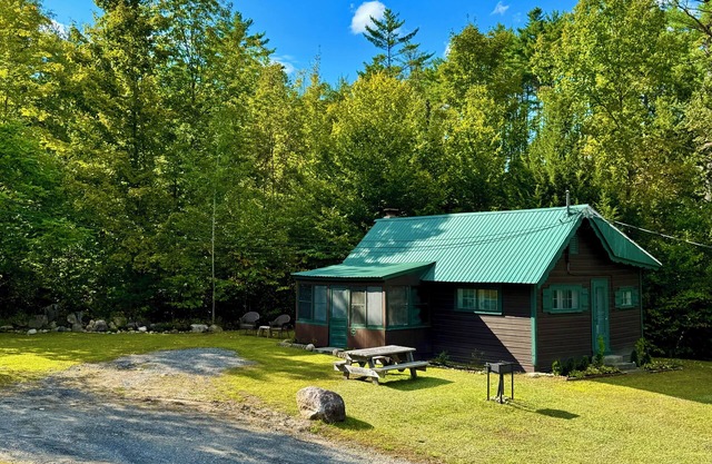 Hide-A-Way Cabin, Pool & AC, Authetic Adirondack Cabin Steps from Loon Lake