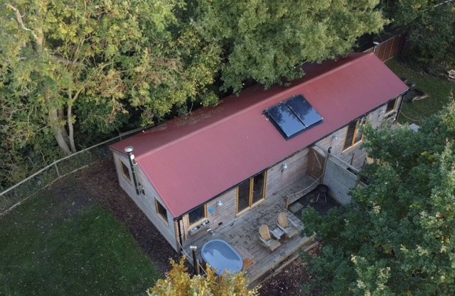 Hideaway 2 - Rural cabin with Hot tub