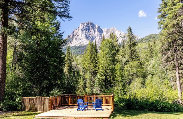 High-end wood crafted cabins with stunning mountain views. Off grid & offline