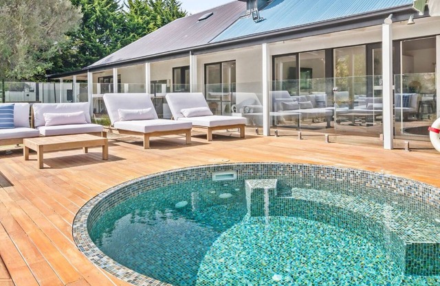 Highbury's Peaceful Retreat with gas heated plunge pool