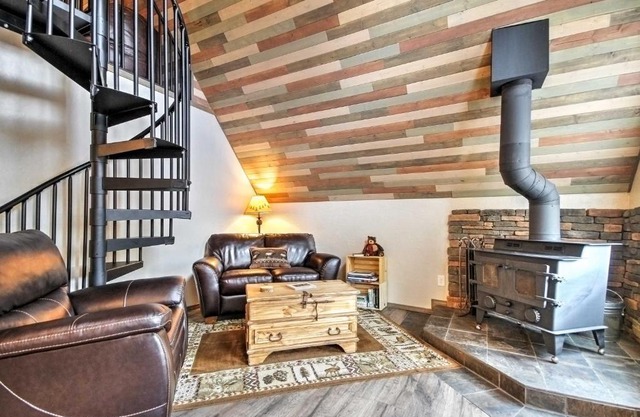 Hillside Cripple Creek Cabin with Hot Tub, Mtn Views