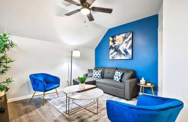 Historic 2 BR apartment in Everett w/modern comforts. Features AC, full kitchen, W/D, and dedicated workspace. Only 4 mins to Providence Medical & close to Naval Station. Free street parking