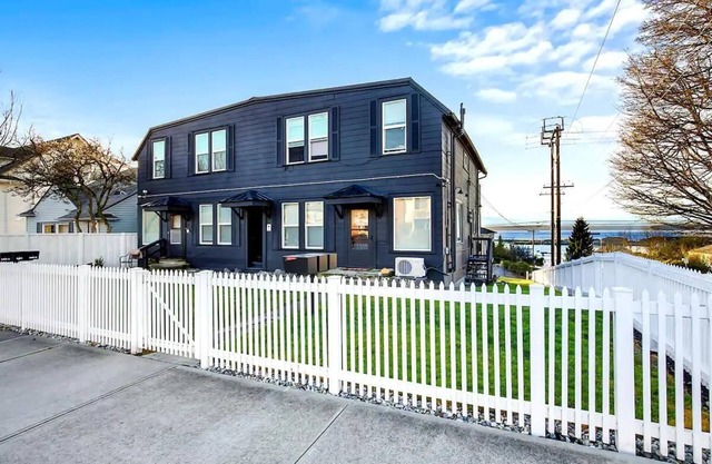 Historic 2 BR apartment in Everett, WA, sleeps 6. Includes a FREE reserved parking spot! Remodeled with A/C, W/D, and full kitchen. Minutes from Arena, Medical Center, and Naval Station.