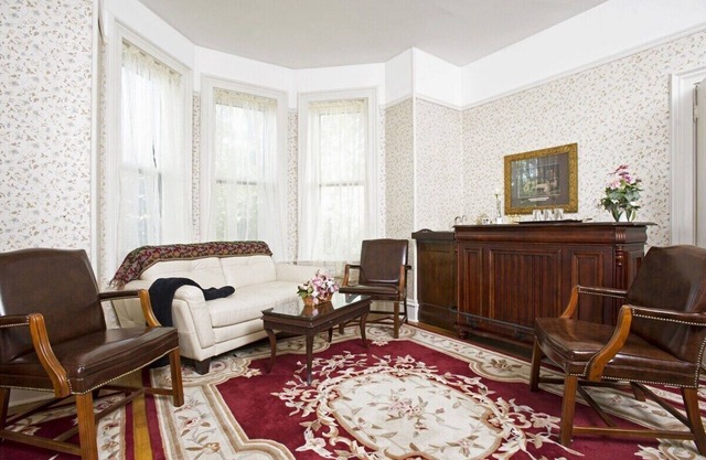 Historic Sion Bass House, Private Guest Suite w/ 2 Person Hot Tub