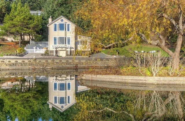 Historic Waterfront Home, Hot tub, Pets Welcome.