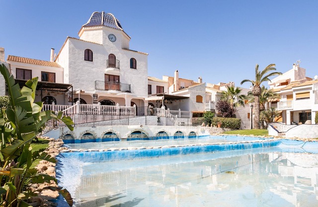 Holiday Home 'Bungalow Urb Costa Hispania' close to the Beach with Shared Pool & Wi-Fi