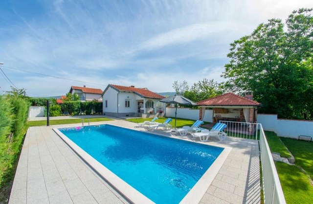 Holiday Home ZLATAR next to Buna river