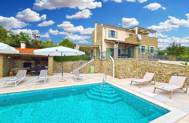 Holiday house Motovun for 1 - 8 persons with 4 bedrooms - Holiday home