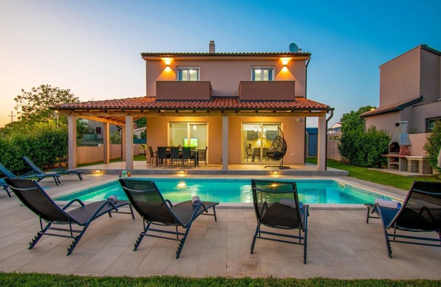 Holiday house Pula for 1 - 8 persons with 4 bedrooms - Holiday home
