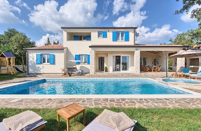 Holiday house Zminj for 1 - 10 persons with 5 bedrooms - Holiday home