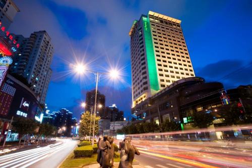 Holiday Inn Shanghai Vista by IHG - Easy access to travel spot city walk