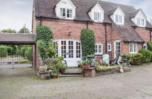 Holly Cottage, Pet Friendly, Secure Courtyard Parking, Near Historic Ironbridge.
