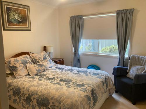 HOME STAY on HIGH Queen Bed -Private Home -Private Bathroom