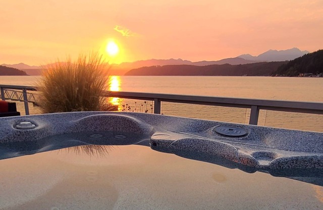 Hood Canal Resort - Walls of Glass Vacation Rental