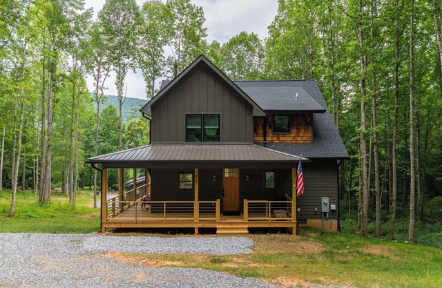 Hot Tub, 2 Kings, by Waterfalls, Skiing and Hiking