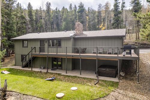 Hot Tub and Game Room Peaceful Retreat in Evergreen