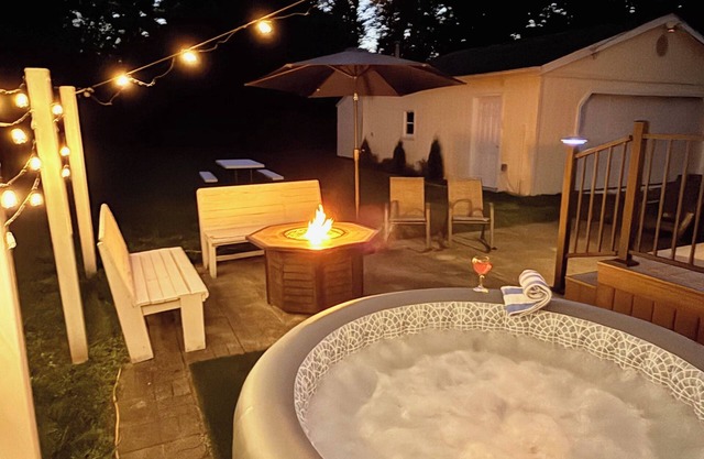 Hot Tub! Fire Pit! Gas Fire Table! Game Garage!